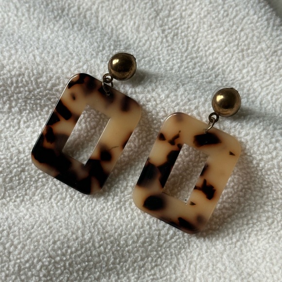 Rectangular Tortoise shell Earrings - Picture 4 of 4